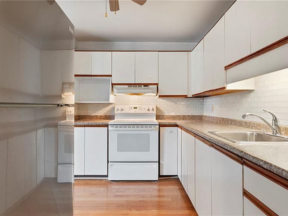3rd image of 421 Fairview Dr #101