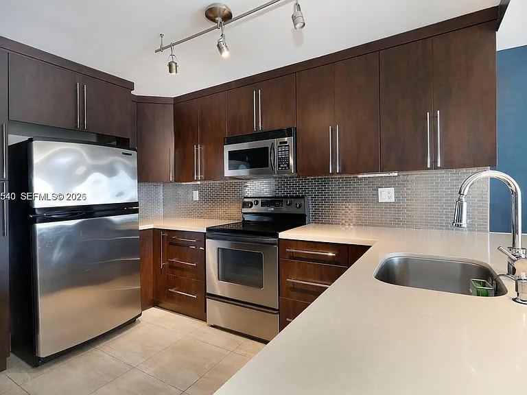 145 SE 25th Rd #502 — Photo 9