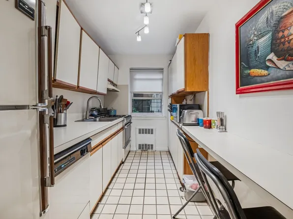 75-02 Austin Street image 8 of 16