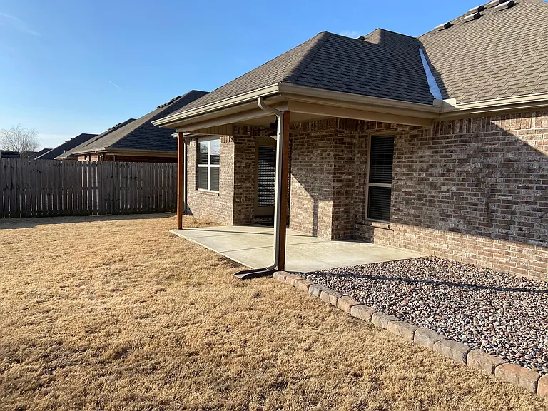 Covered patio & firepit area