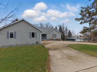 1401 Lincolnwood Dr, Union Grove, WI 53182