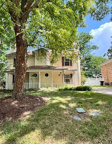211 Hillside Ct — Photo 2