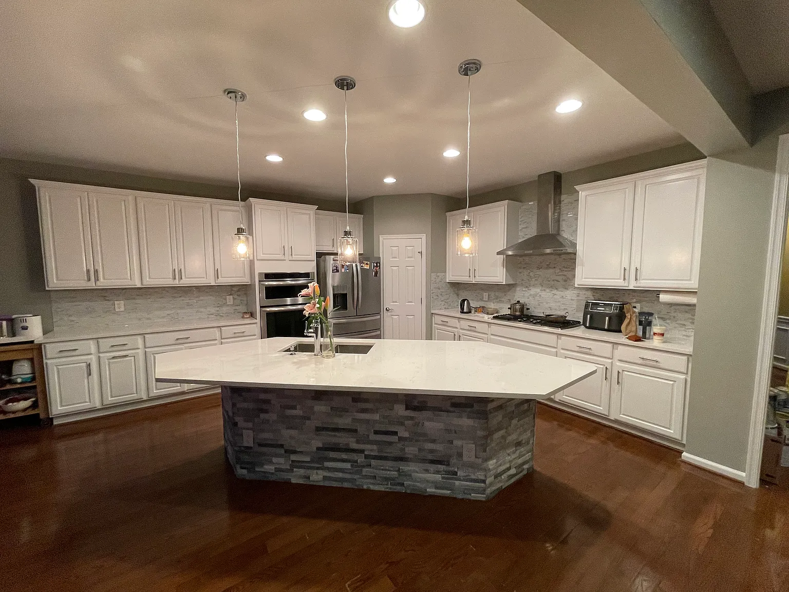 5 bed, 4.5 bath, 4200 sqft, $4,950 — Photo 2