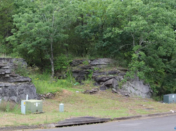 571 Farmingdale Rd SE, Huntsville, AL 35803