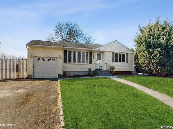 238 Farhan Ln, North Babylon, NY 11703