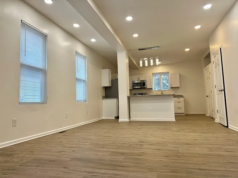 2214 W 32nd St #1 — Photo 17