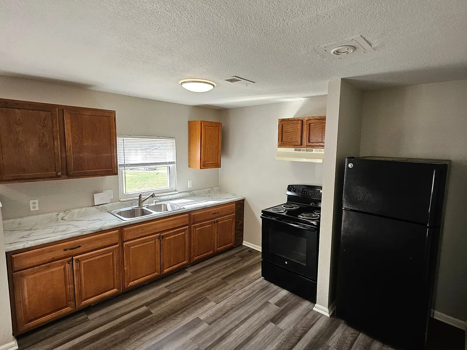 Modern Makeover in KCMO Renovated, Pet-Friendly & Ready for You! — Photo 3