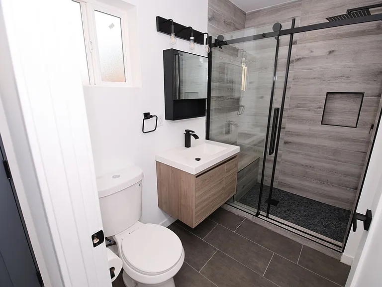 19037 Sylvan St #19039 — Photo 2