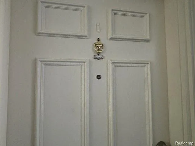 433 Fox Hills Dr S — Photo 2