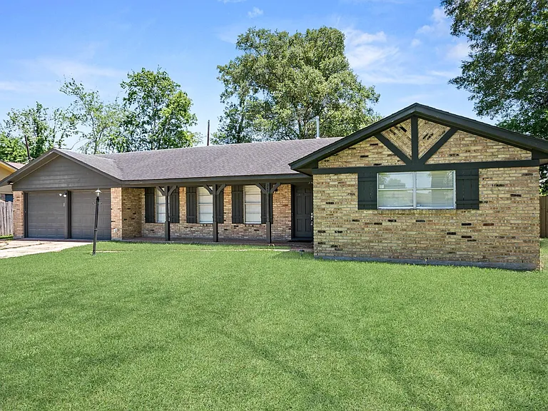340 Maxwell Dr — Photo 2
