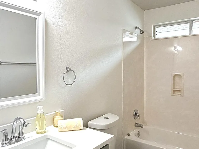 5216 English Glade Dr — Photo 10