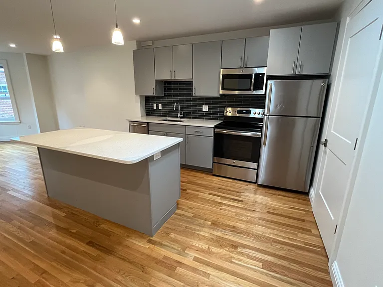 166 Newbury St #4R — Photo 3