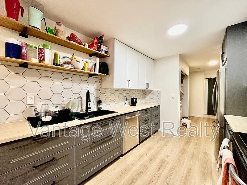 Building Photo - 983 Bernard Ave #104