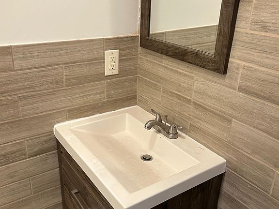 5th image of 905 Orr Ave