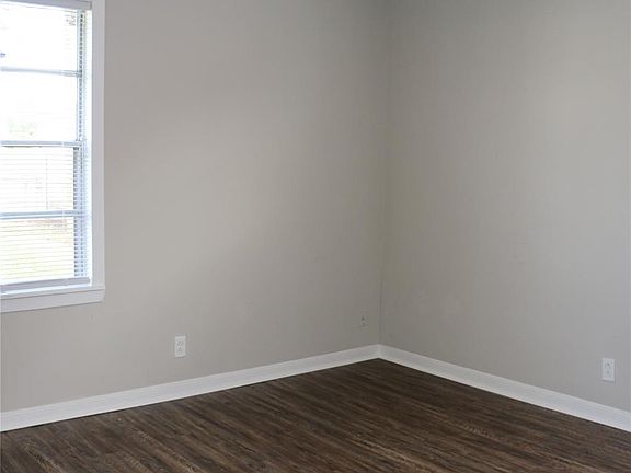 5th image of 710 W 7th St