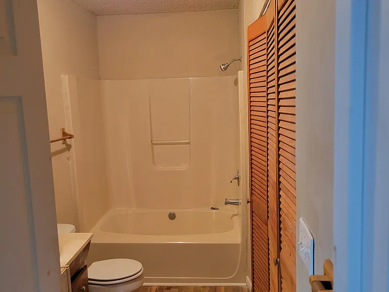 806 Osborne St — Photo 4