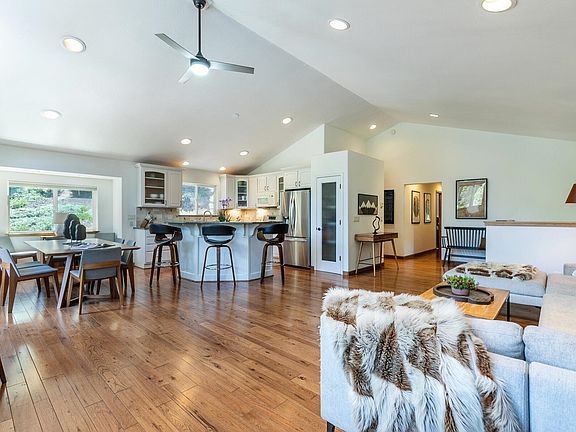 3rd image of 11046 Evergreen Cir