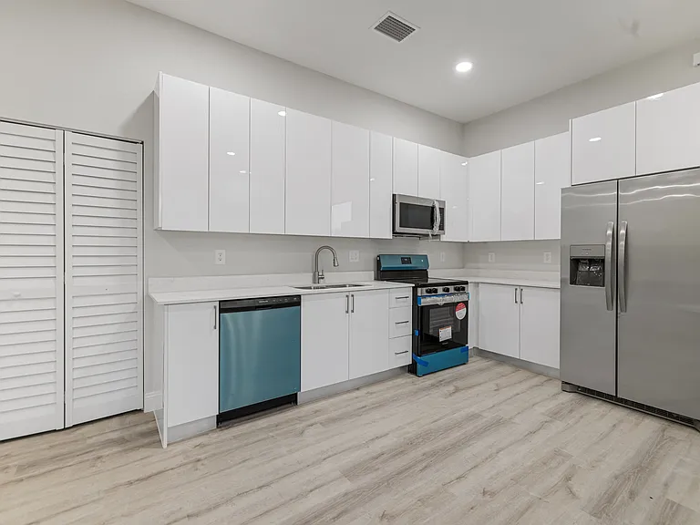 941 Elgin St — Photo 31