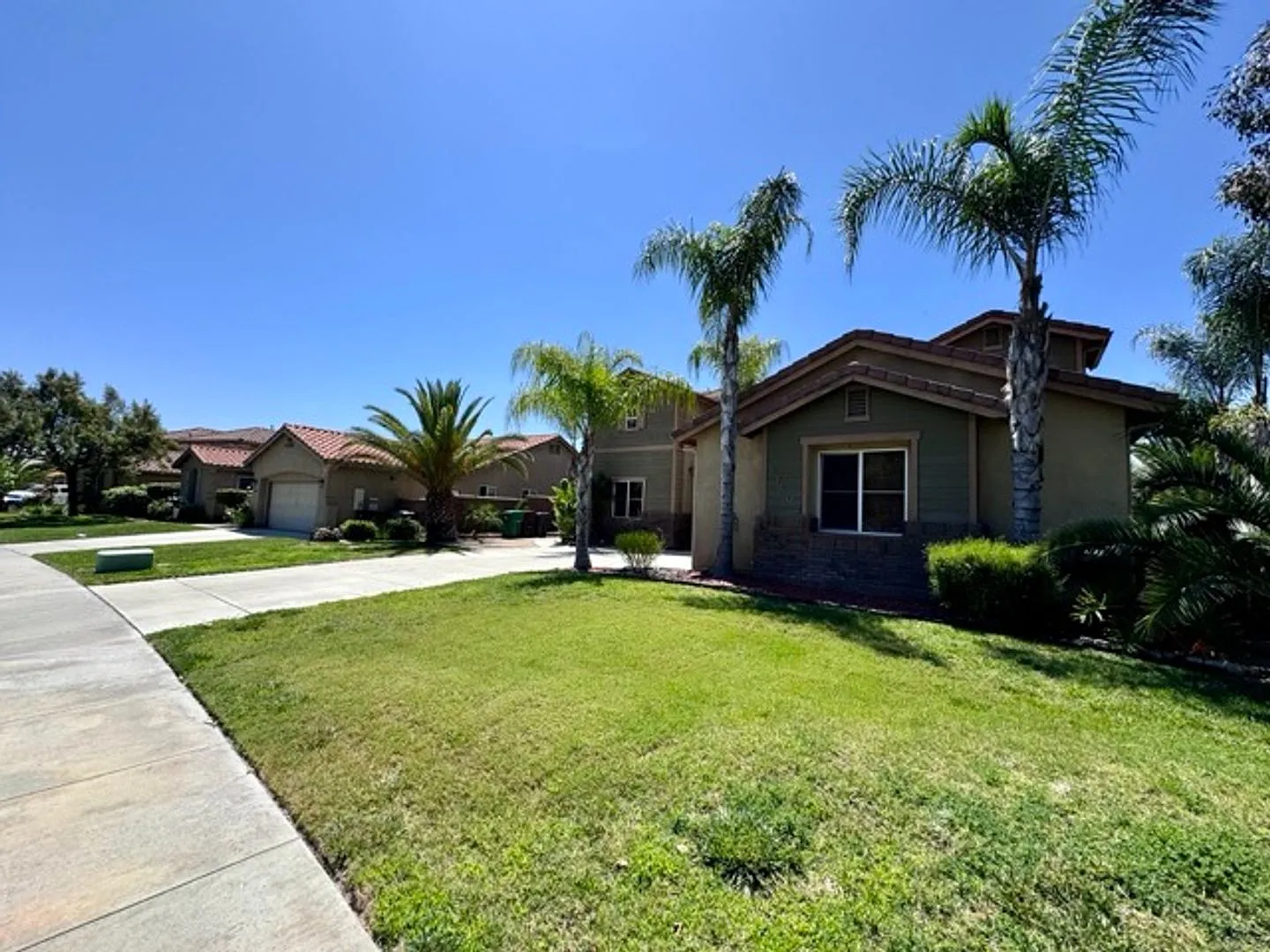 Large 5 Bedroom Home with Included SOLAR, Den & Loft — Photo 3