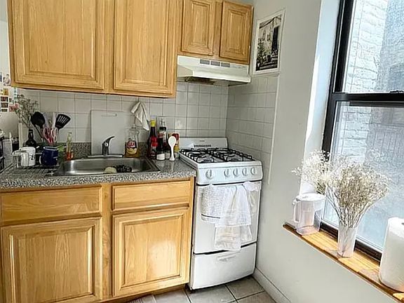 4th image of 119 Saint Marks Pl APT 11