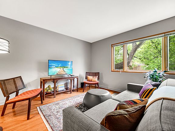 3rd image of 425 Edgewood Pl #2