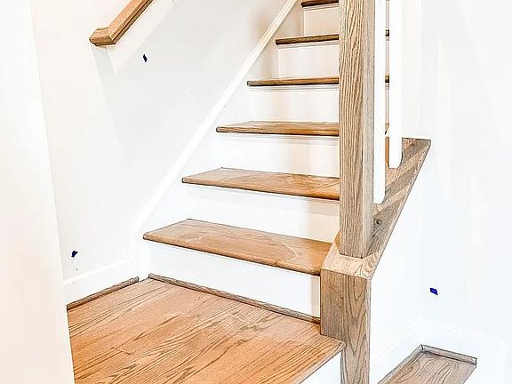 5th image of 305 W 20th St