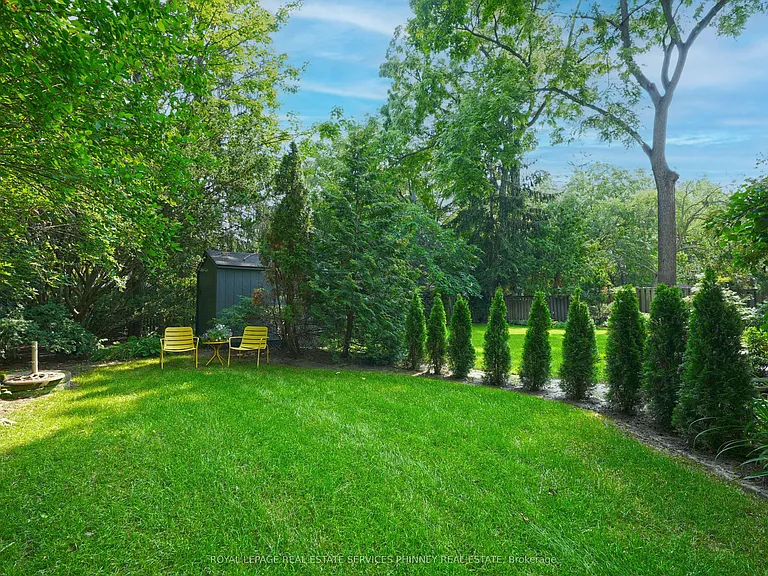 1413 Queen Victoria Ave — Photo 23