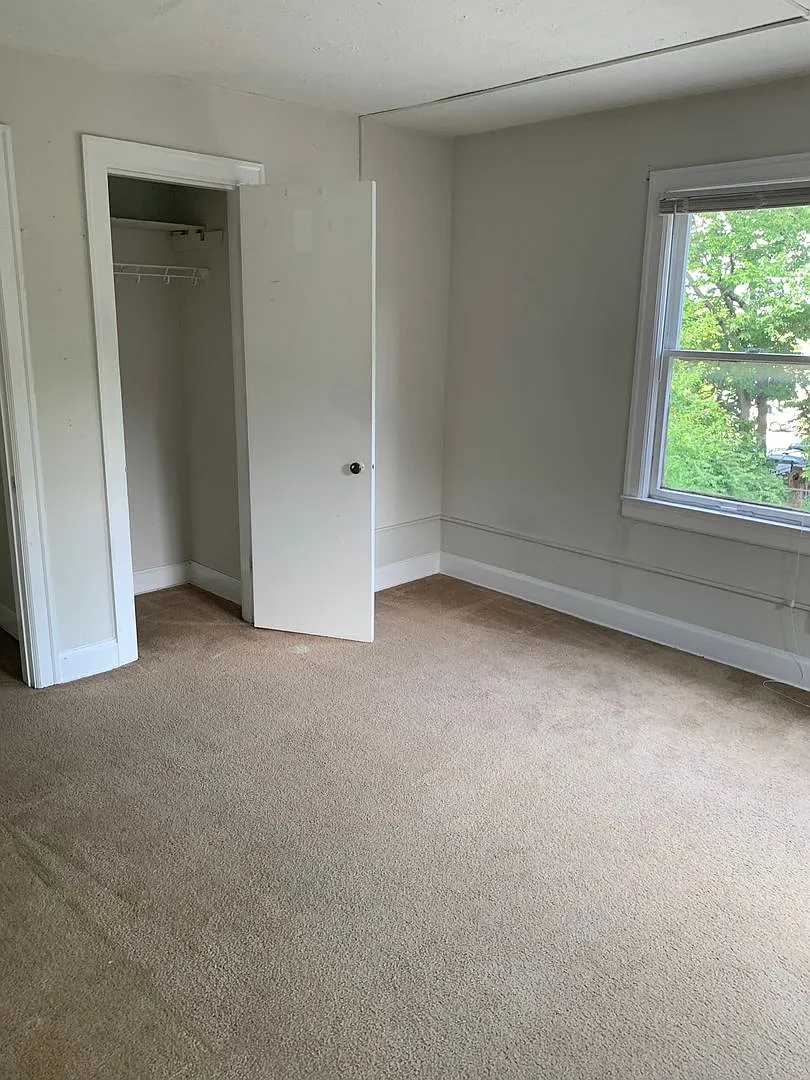 Ideal for Groups of 7! Spacious 4 BR Upper Unit Near UK (Combine with 3 BR Downstairs) — Photo 2