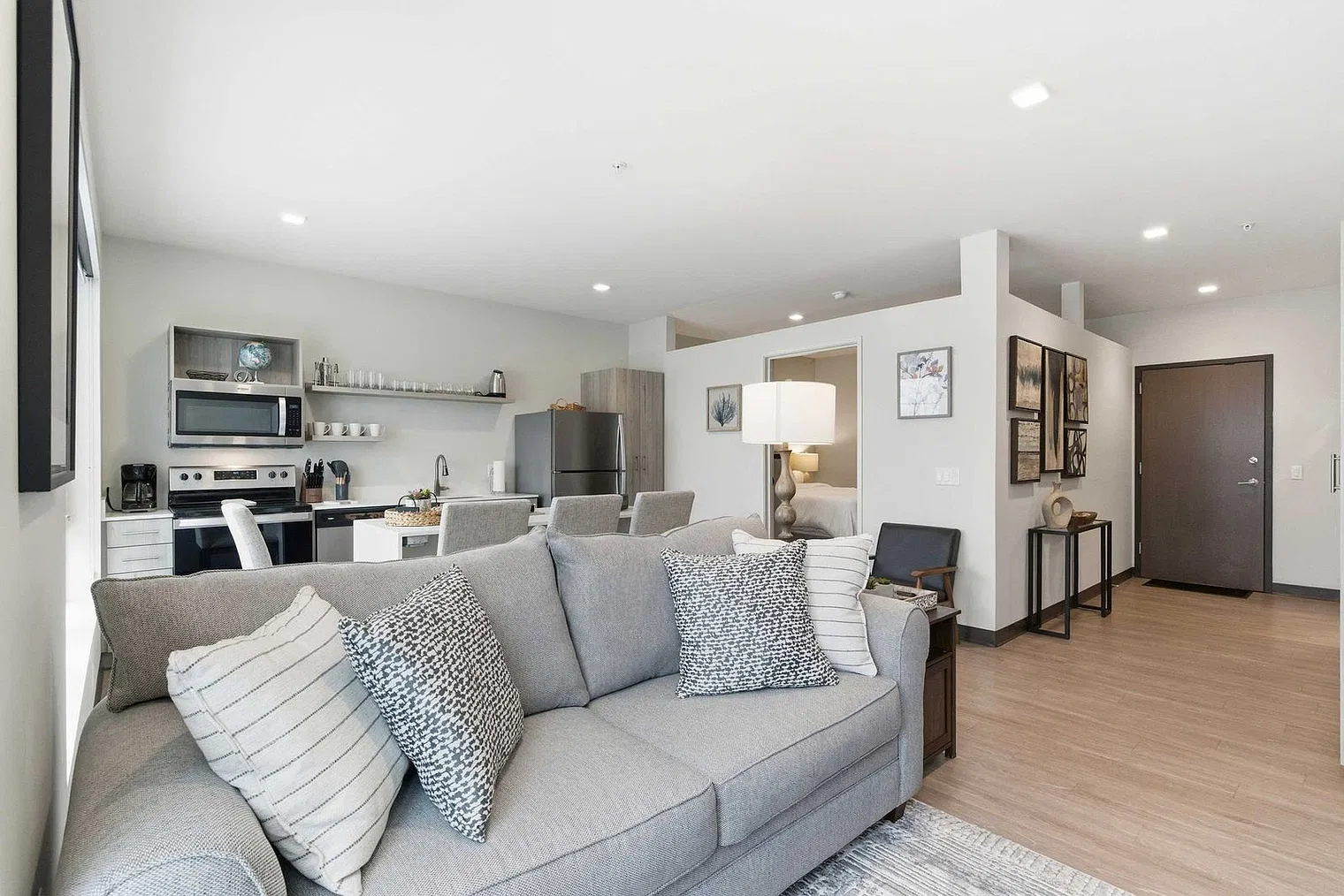 2 bed, 1.0 bath, 882 sqft, $3,051 — Photo 2