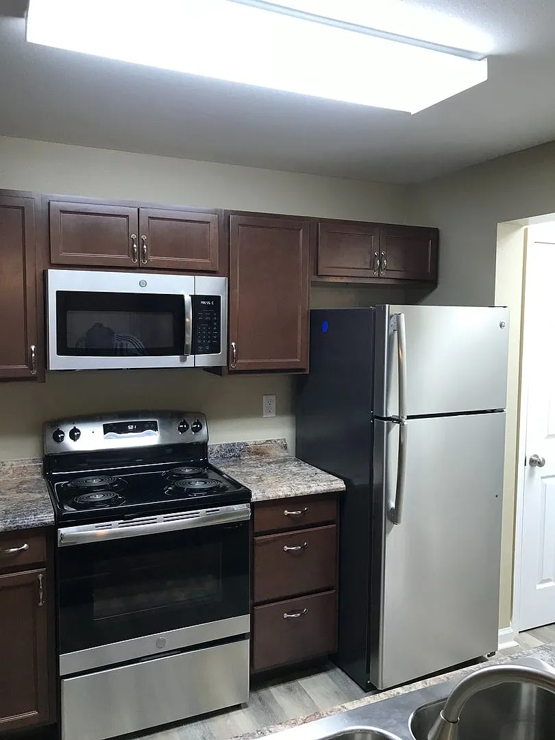 Why rent an apartment, when you can live in a house? Now Available for August 2027!! — Photo 2