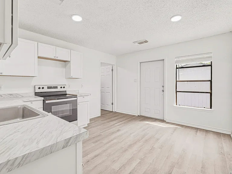 402 Tedder St — Photo 5