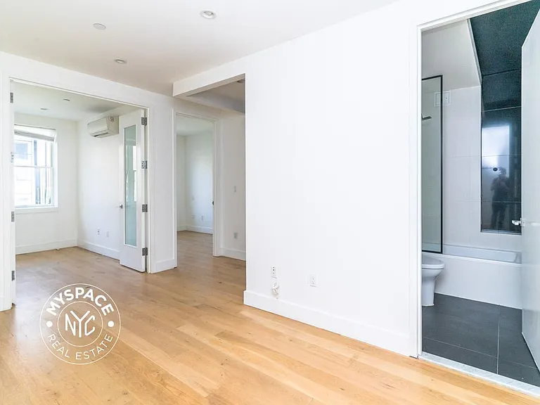 87 Montrose Ave #2R — Photo 3