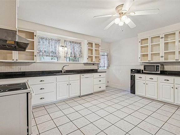 4th image of 2239 1st St