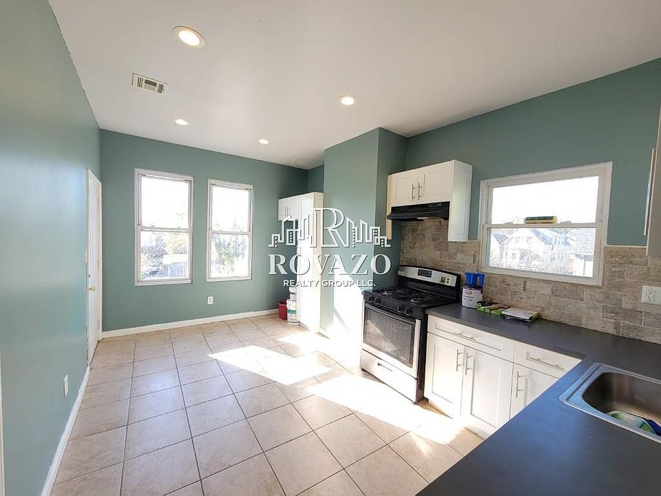 1st image of 356 6th Ave W Floor 3