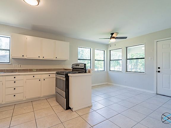 3rd image of 501 Lake Dr