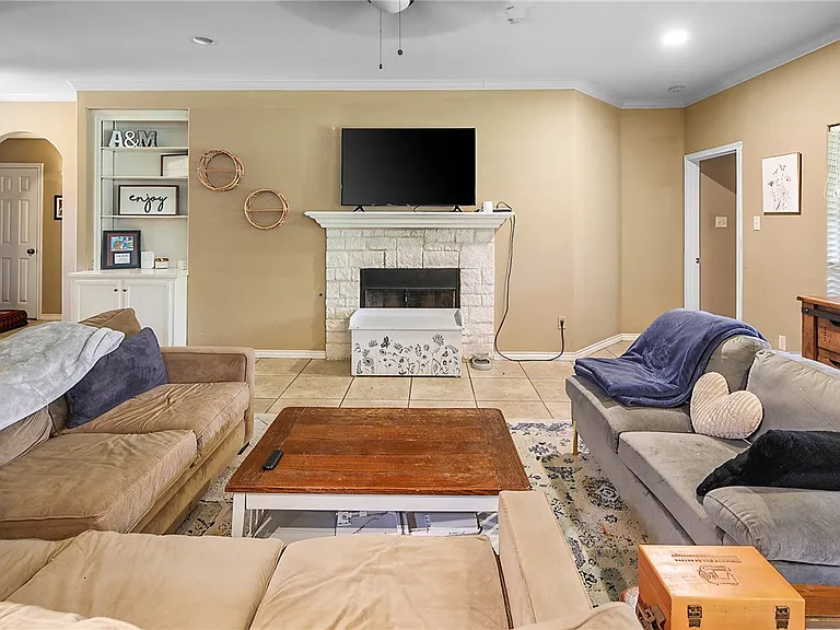 335 Robelmont Dr — Photo 7