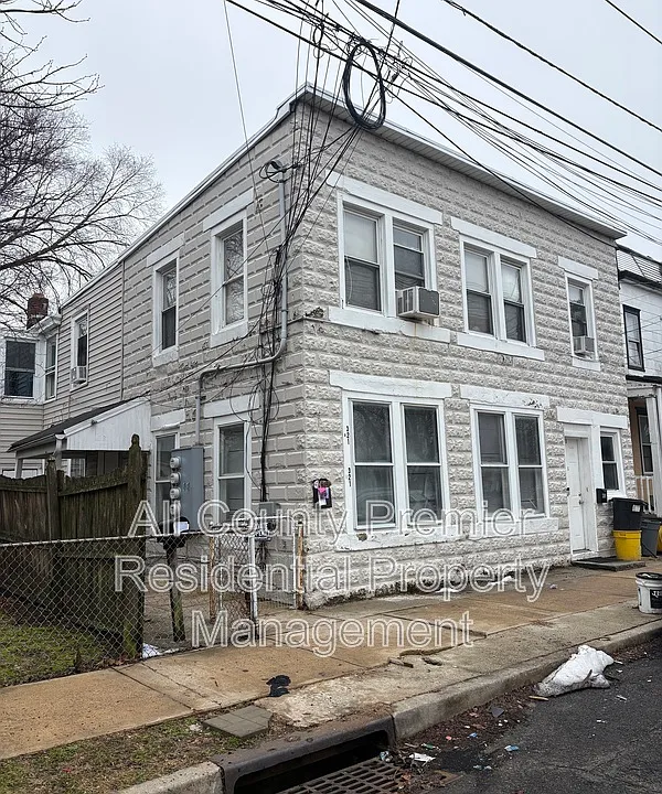 319 Hobart Ave #321B