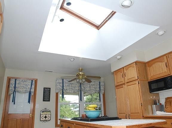 Center island with Jenn-Air cook top.