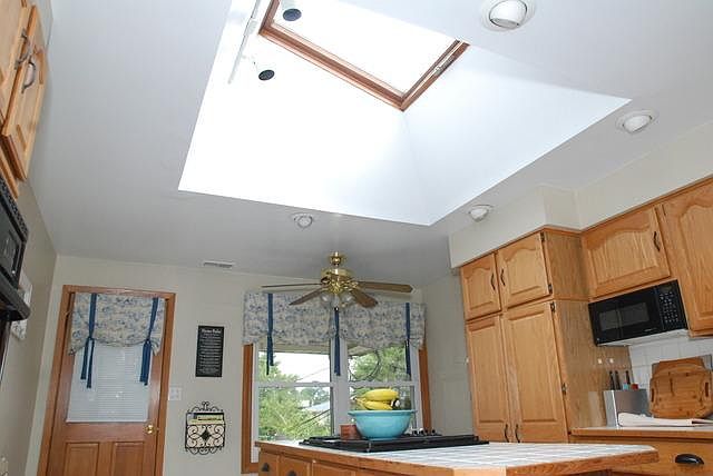 Center island with Jenn-Air cook top.