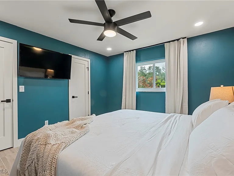 2412 La Salle Ave — Photo 32