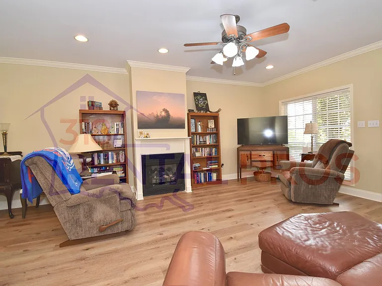 1119 Lisa Ln — Photo 5