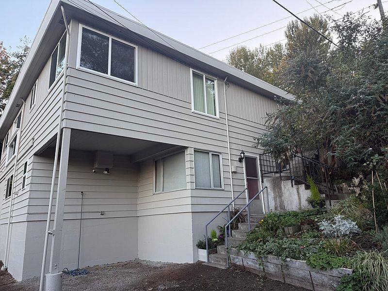4th image of 3128 SW Admiral Way