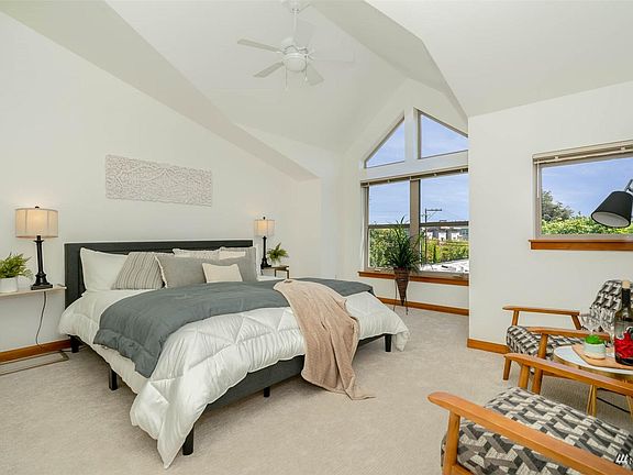 5th image of 720 Nob Hill Ave N #C