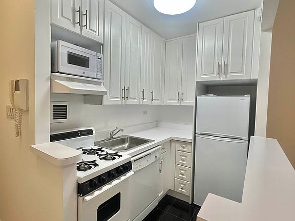 3rd image of 1570 1st Ave APT 7F