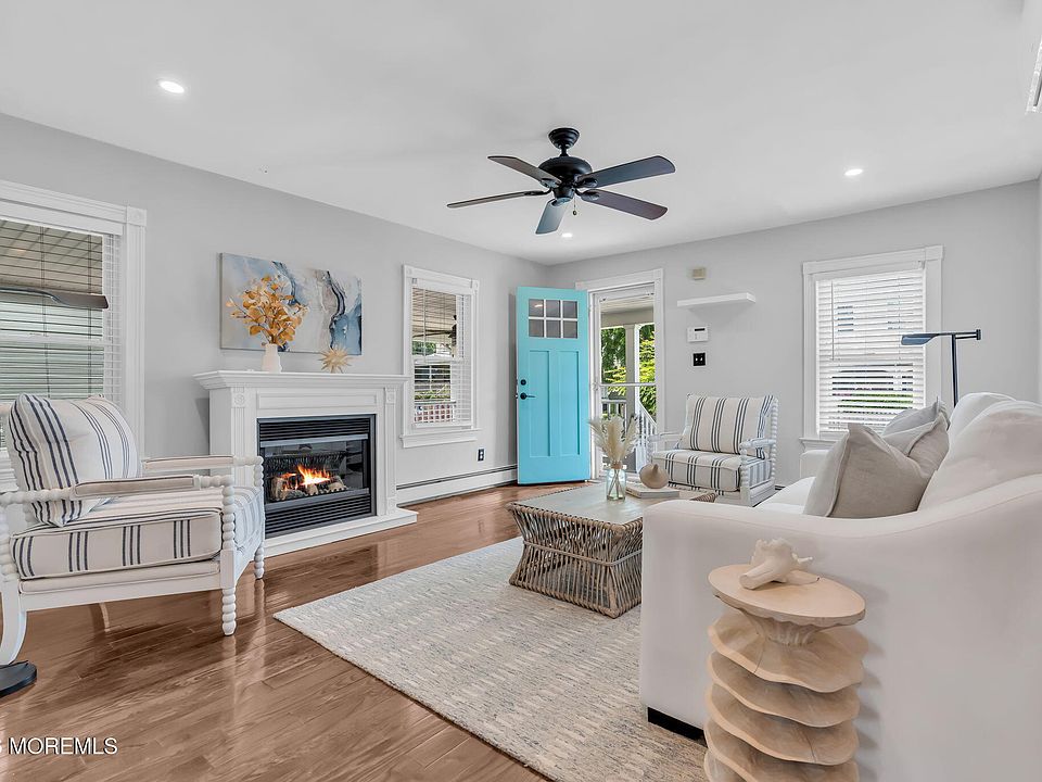 1st image of 830 Dunlewy Street
