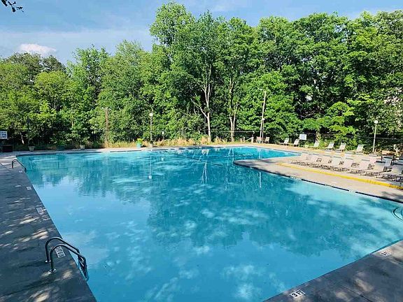 5th image of 1006 Hollow Oak Dr