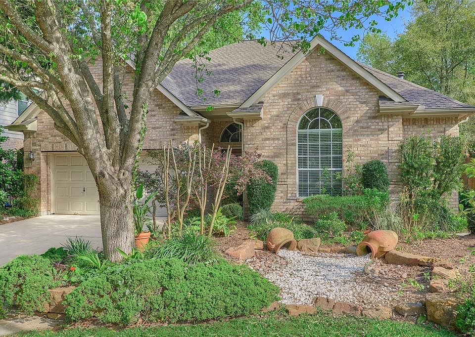 Welcome to 26 Wilmington Way in Windsor Hills, The Woodlands.