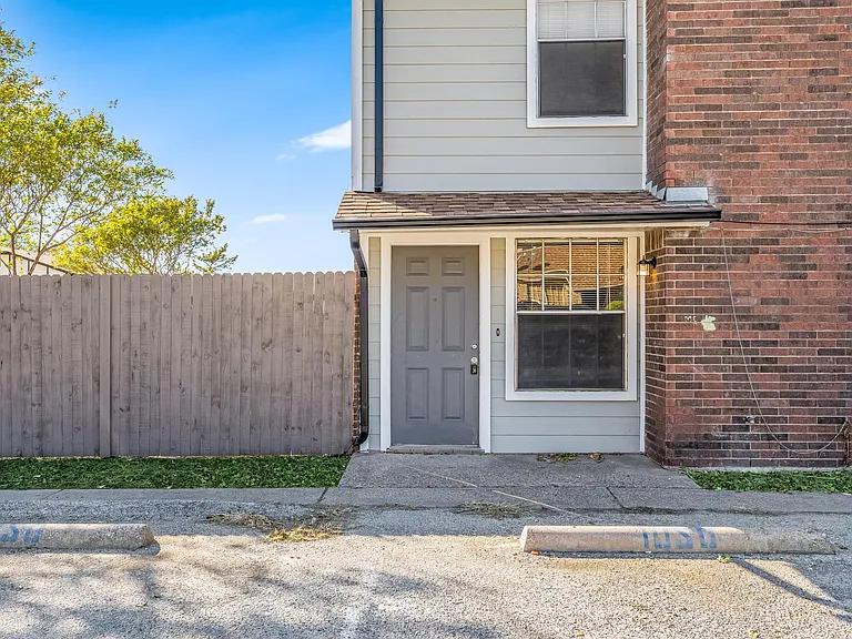 1050 Southmoor Ave — Photo 1
