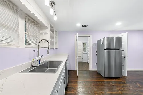 115 Amundsen St Photo 1