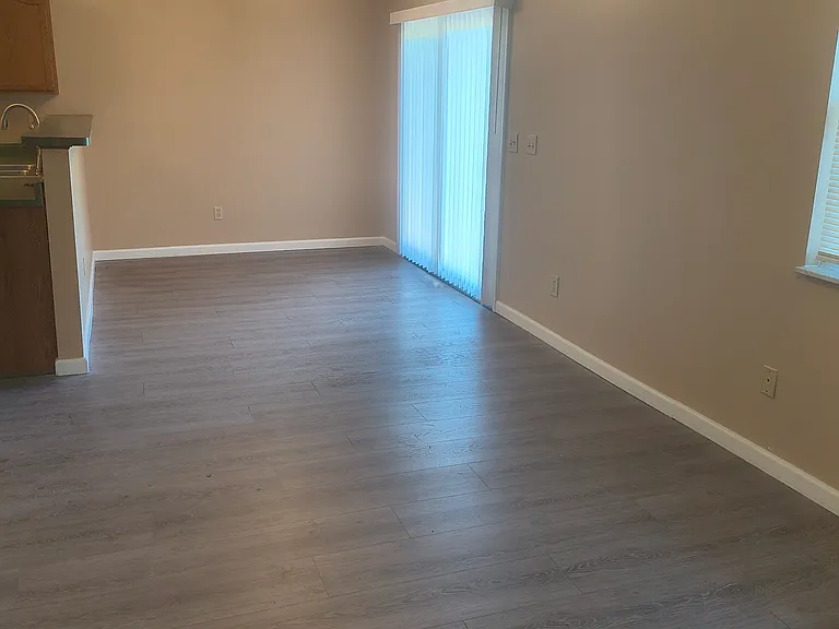 1655 E Crescentville Rd — Photo 7